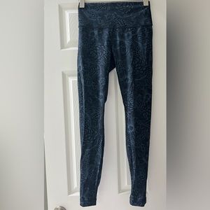 Lululemon wunder under High Rise size 6. Black and blue floral print. Luxtreme